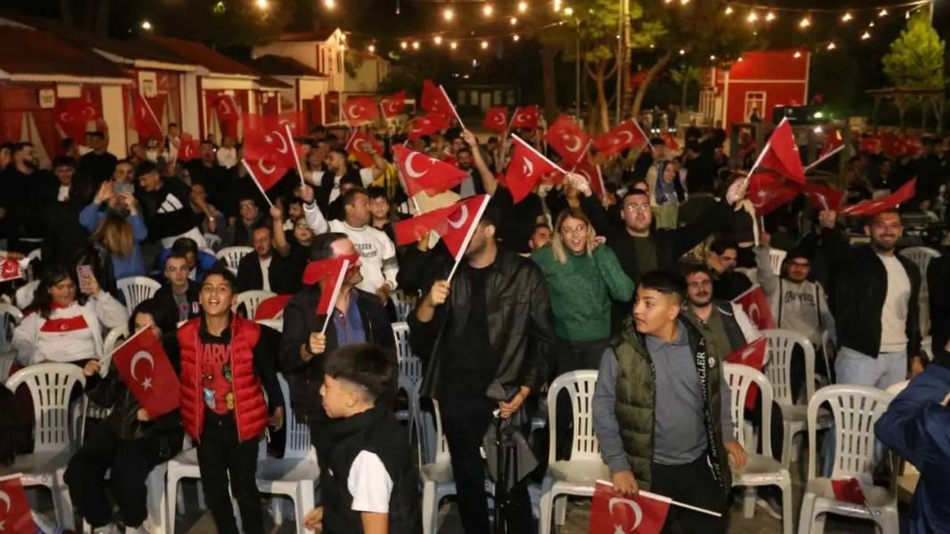 Kepez’de Stadyum Havası: Dokumapark’ta Milli Coşku Zirve Yaptı! 4